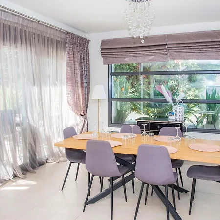 فيلة Elena إياليسوس